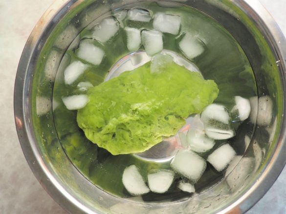 氷水でキュッと締めます。
