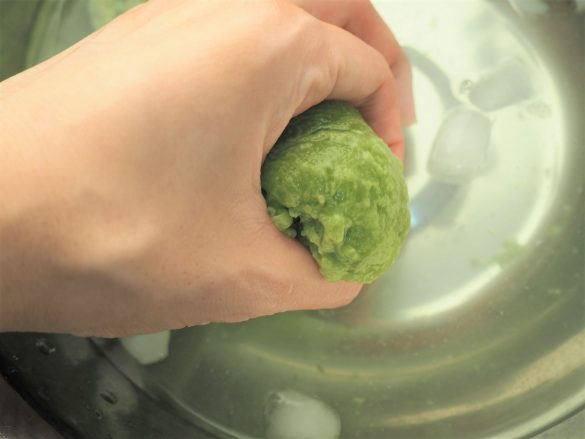 手でニュッと絞り出したところを、スプーンですくい取ります。