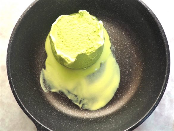 「スーパーカップ抹茶」をフライパンへ。