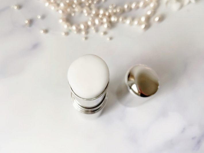 スティック状に固められている美容液