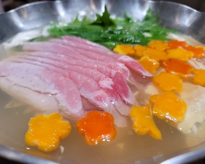 脂身控えめな豚しゃぶは、ごまポン酢で濃厚に楽しみたい