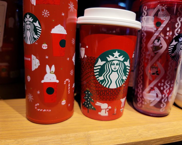 タンブラー類を見ていくと、スタバうさちゃんを所々に発見できる