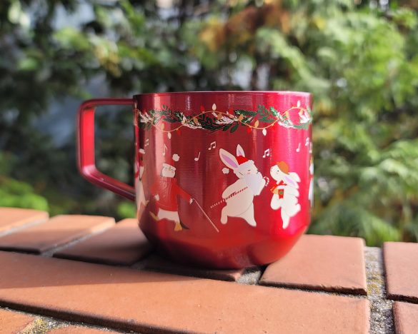 ステッキやスタバカップを持って踊るうさちゃんは、優しく上品