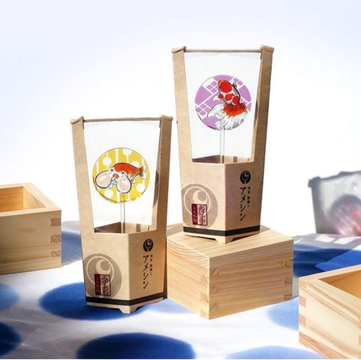 深堀隆介展「金魚鉢、地球鉢。」の物販コーナーではこんな可愛い金魚飴も！　右：深堀隆介描き下ろし 金魚飴 命名＜あけすず＞　左：深堀隆介描き下ろし 金魚飴 命名＜みずあわ＞