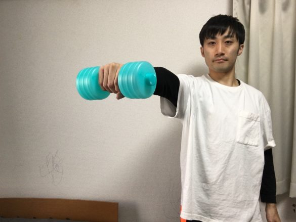 3. 肩の高さまで腕を上げたら一度止めて、ゆっくりと降ろしていきます