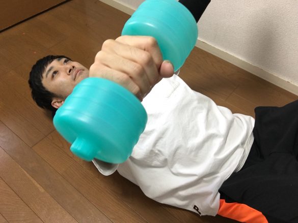 3. ダンベルを天井方向へ押し上げます