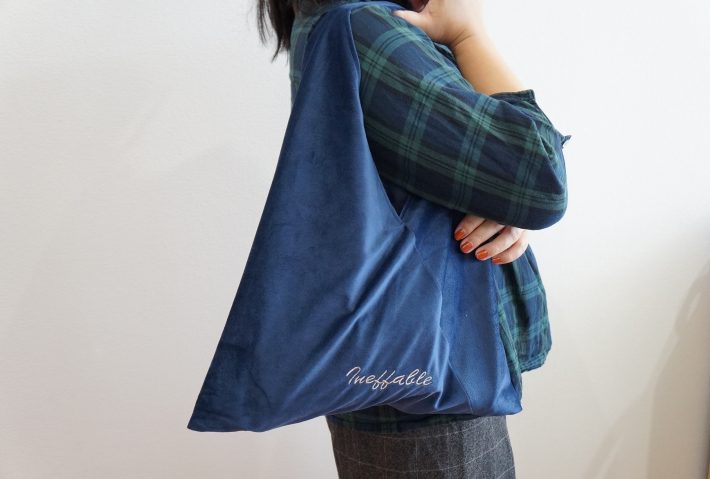 肩にもかけられる