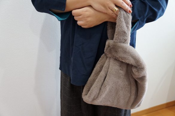 ワンハンドルで持つと今っぽさが出る