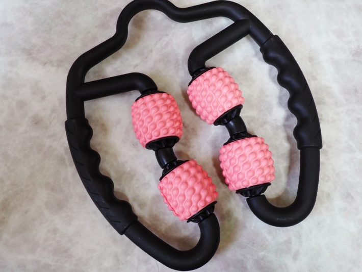 「マッサージローラー ピンク×ブラック」（サイズ：27×25cm　重量：325g）