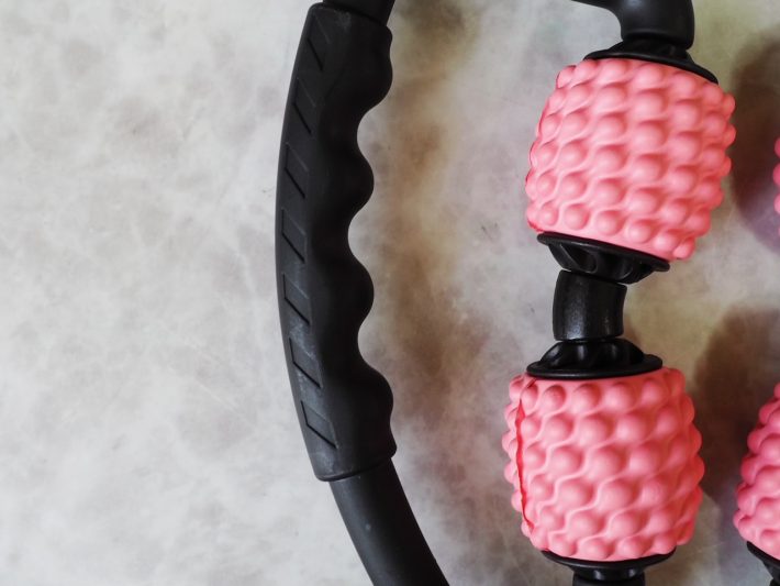 内側に向けて軽く力を入れれば強度を調節できます