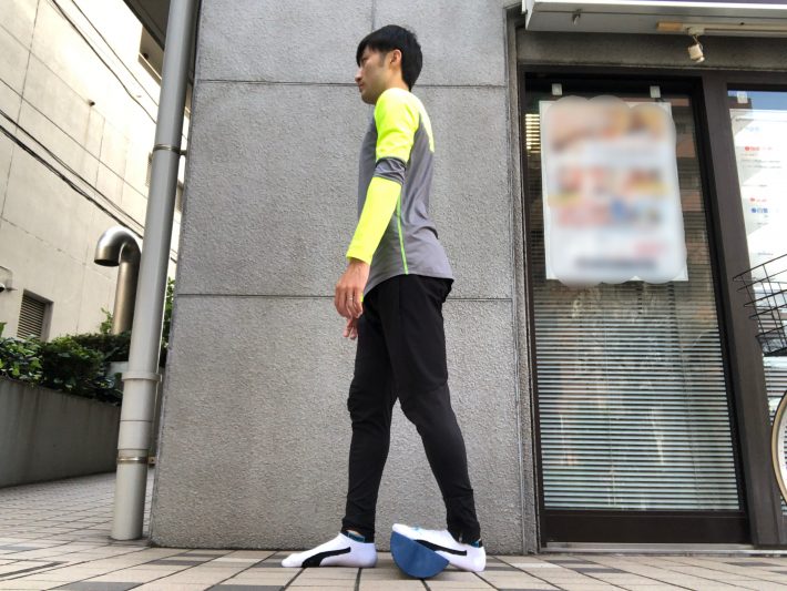 2. 左足をポールに乗せて、右足はポールより前に出して立ちます。