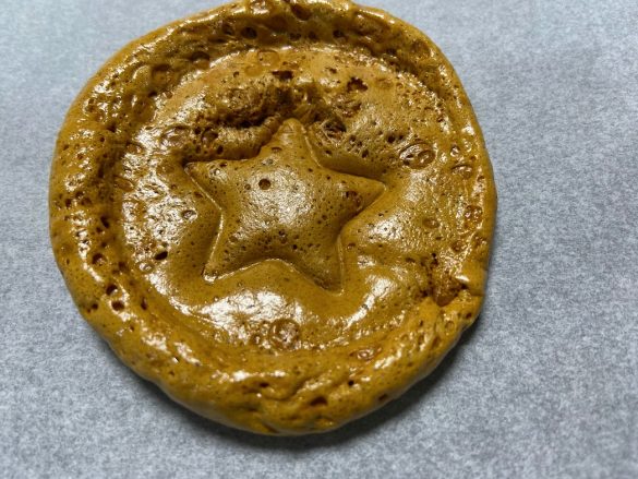 焦げすぎ＆重曹入れすぎ（小さじ1/2強ほど）でコンバースのロゴのようになった。味も苦い、、