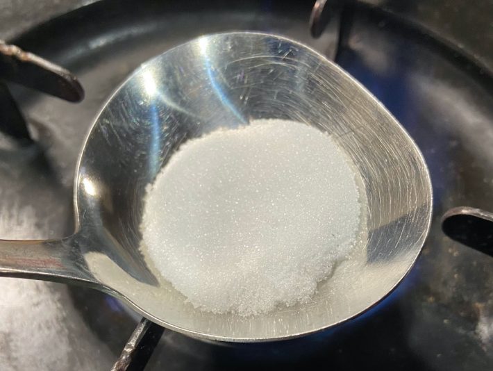 1. お玉に砂糖を大さじ1強ほど入れて火にかける。