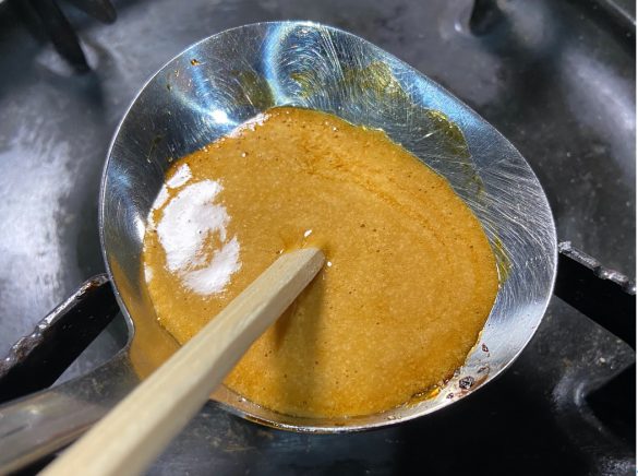 4.重曹を入れるとすぐに膨らみはじめるので、素早くかき混ぜる。