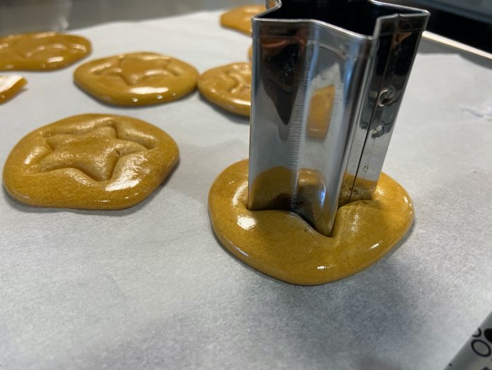 7.型を押し付ける。