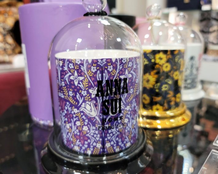 9月より発売開始となった世界初のコラボレーション「ANNA SUI HOME Francfranc」は、マグや食器類も揃っている
