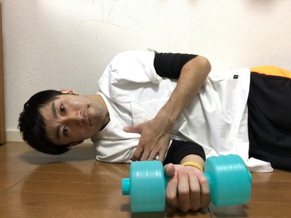 3. 右腕の肩から肘までの骨(上腕骨)を軸に腕を回転します