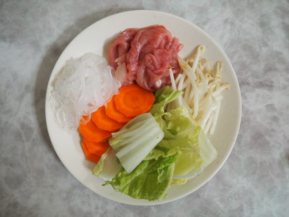 野菜を切って、マロニーは茹でておきます