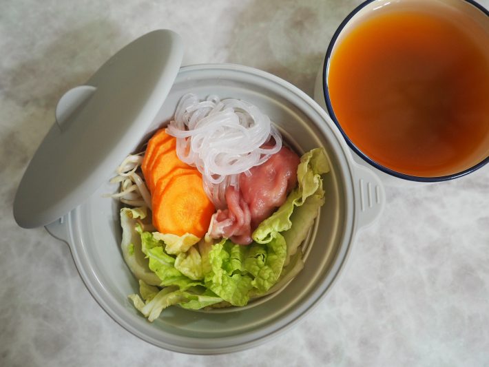 キムチ鍋のもとを入れます