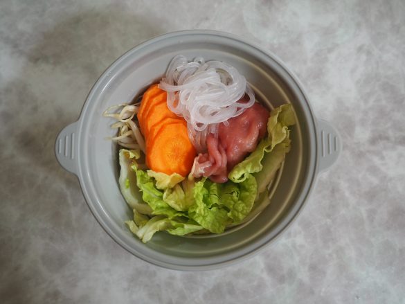 シリコーン小鍋に具材をつめます