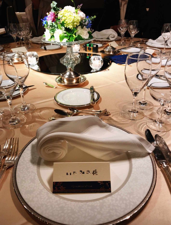 新婦の友人のスピーチに聞き惚れる