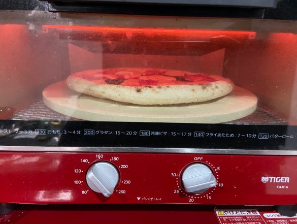 2. ピザをのせて焼く