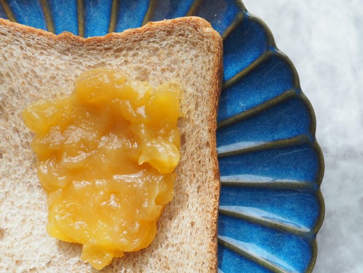 温かいトーストに乗せた「ぽてとりんご」