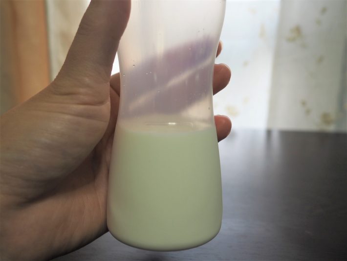 容器の目印の位置まで生クリームを注ぎます