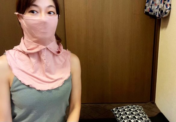 耳穴をそれぞれの耳に引っかける