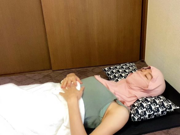 フードがズレないように横になってみた