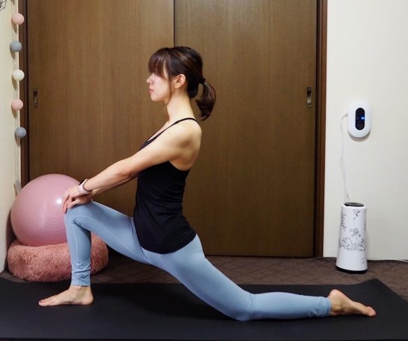 (3)【息を吸う】上体をうしろに反らせ、目線を上げる~60~90秒キープ