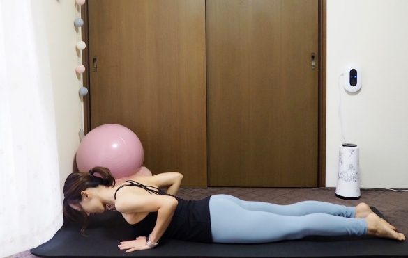 (1)床にうつ伏せになり、胸の横に手をつく