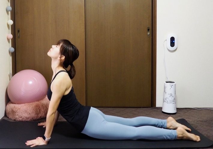 （3）【息を吐く】頭をうしろに倒して目線を上げ、上体を後屈させる〜60〜90秒キープ