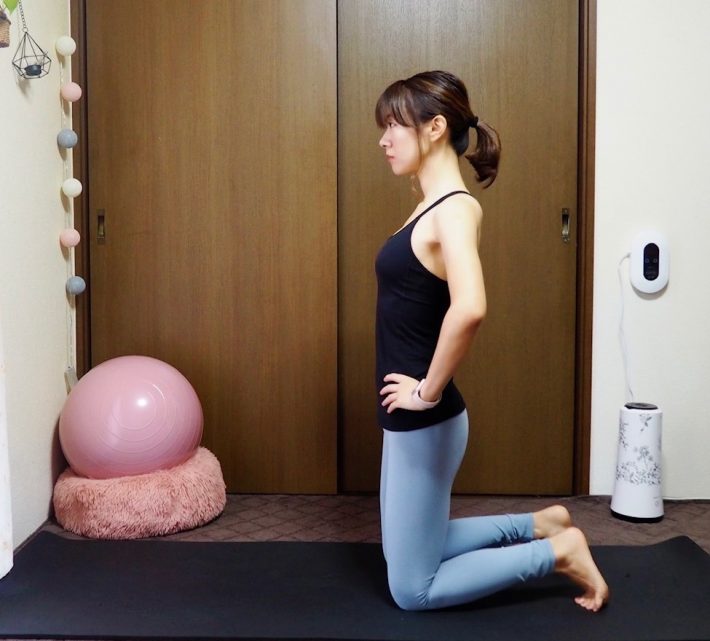 （1）ひざ立ちになり、両手を腰に添える
