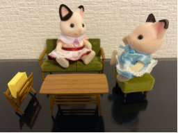 手持ちのシルバニアとカリモク60をあわせてみたら、めちゃくちゃ可愛い世界が!(筆者撮影)