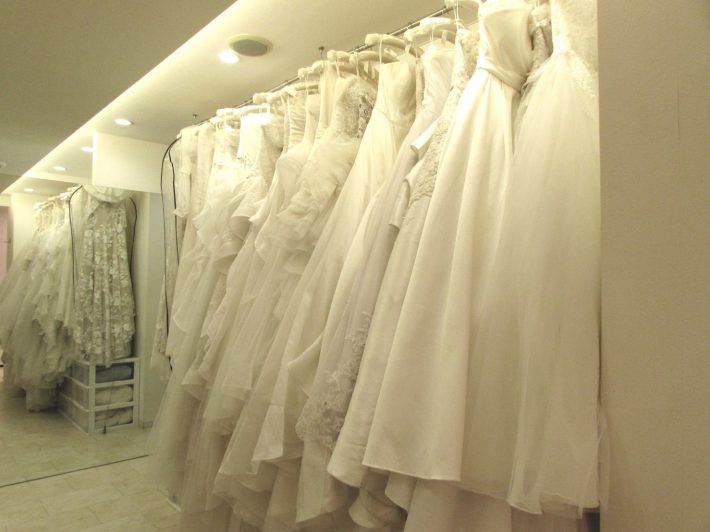 店内の様子。好きなドレスを選べます。