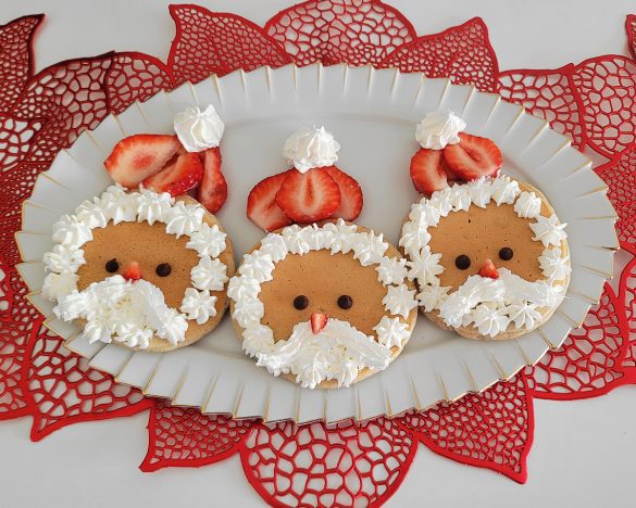 ミニサイズで並べて作ったサンタパンケーキ三兄弟