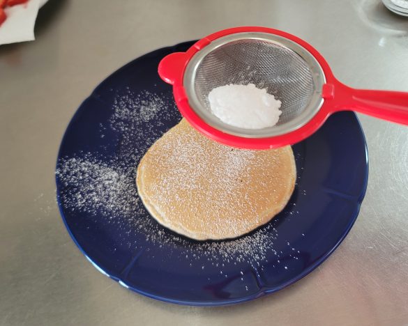 茶こしをトントンして粉糖をふる