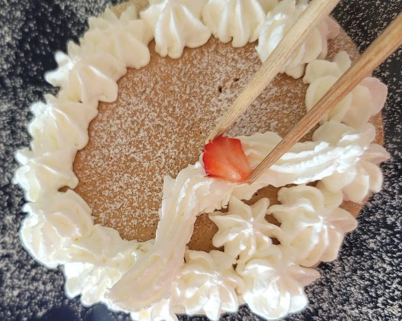 鼻をイメージしてイチゴを乗せる