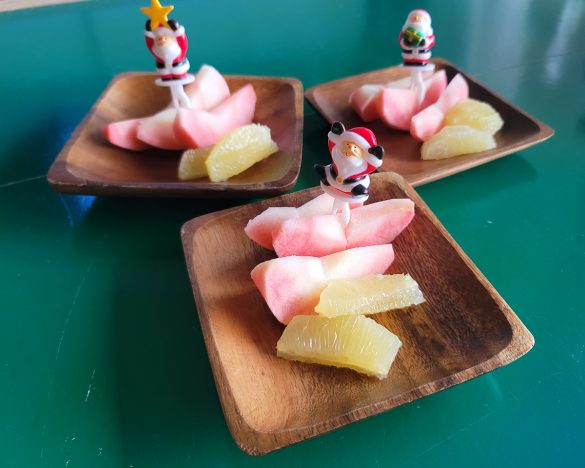 アカシア製のミニプレートに果物を盛り付けてみた。ケーキやお寿司にも良く合う