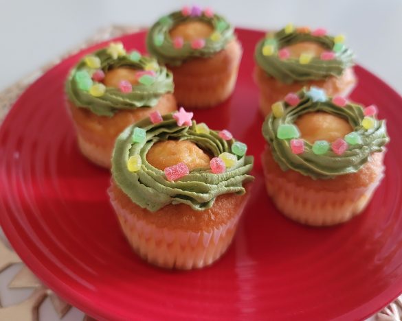 シンプルながらもクリスマス感たっぷりな「クリスマスリースのカップケーキ」