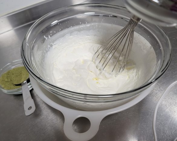 生クリームを泡立てるのは、商品の記載どおりに行う。砂糖の分量も書いてある