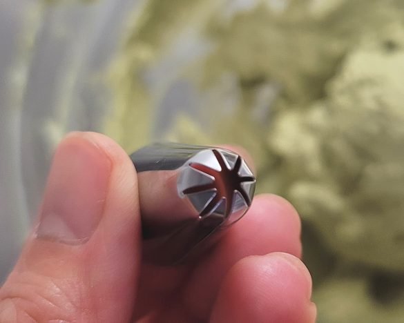 星型の口金を選びましょう。おまけとして付いているプラスチック製のものでもOK