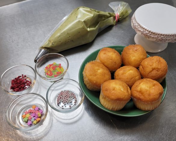 ホイプクリームの準備が完了。あとは飾りつけのみ