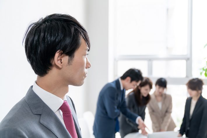 考える男性