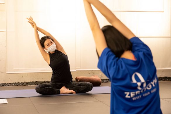 手を上にあげて、手のひら同士を押しながら、体を傾ける