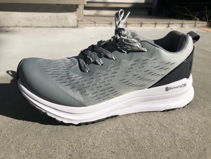 つま先が反り上がった走りを助けるフォルム