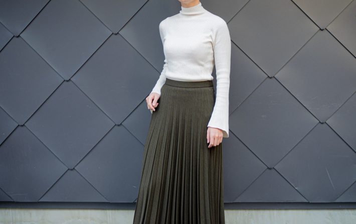 「3Dリブハイネックセーター」3990円（税込）。カラーバリエーションは、01 オフ ホワイト、04 グレー（明るめ）、06 グレー（暗め）、09 ブラックの4種