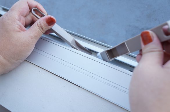 ちりとりブラシは窓などのレール掃除に