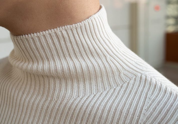 絶妙な丈のハイネック